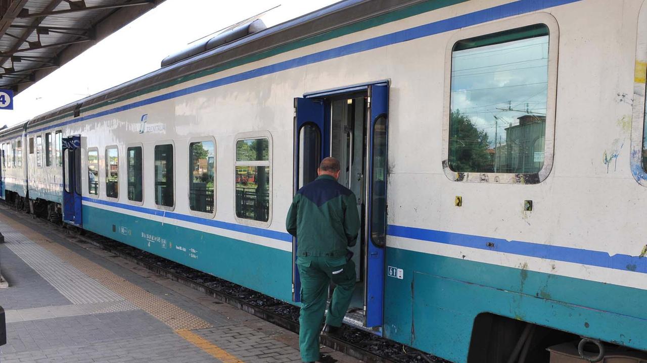 Un passeggero su un treno regionale