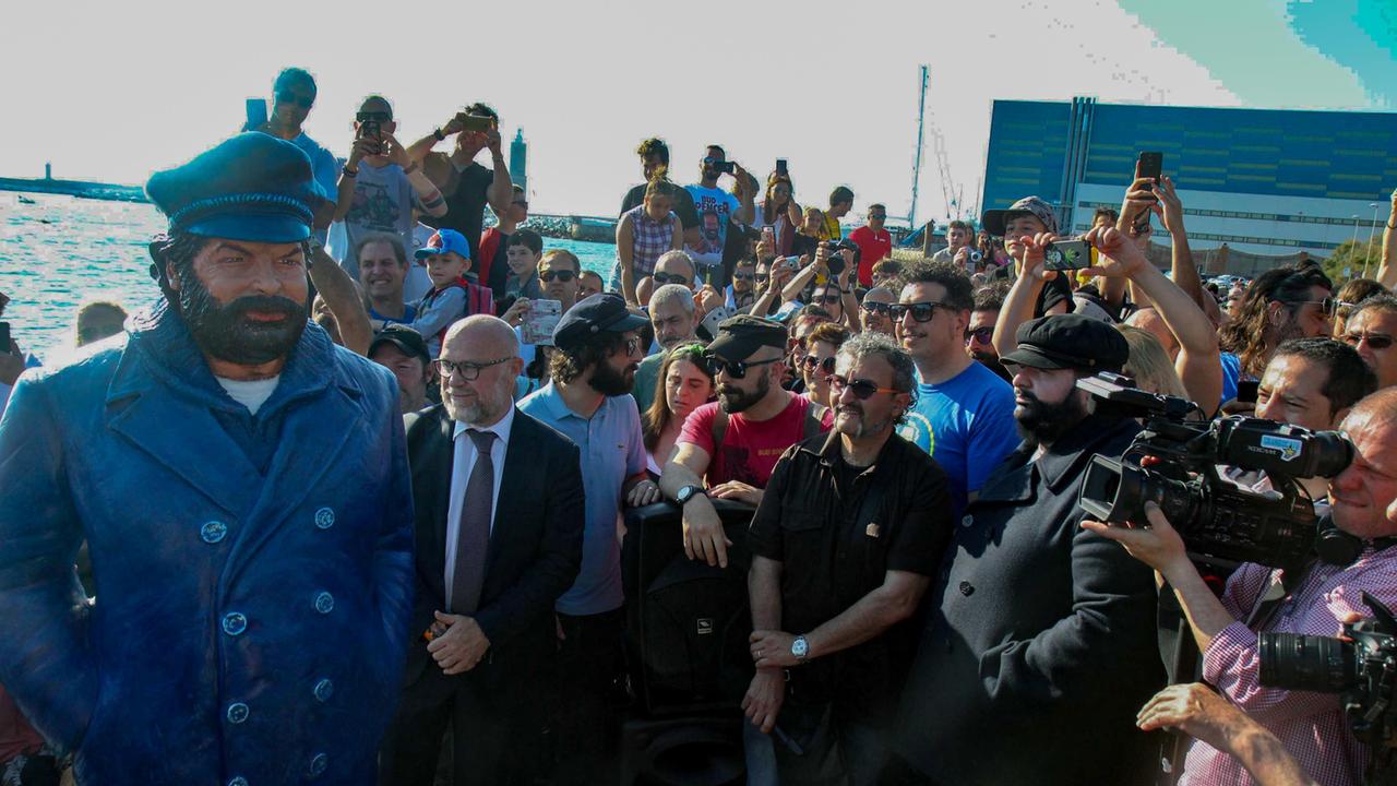 Il Comune di Livorno restituisce la statua di Bud Spencer all'autore. E Napoli si mobilita per averla