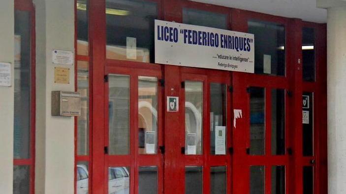 Studenti esclusi col sorteggio dal liceo, il preside dell'Enriques scrive ai ragazzi
