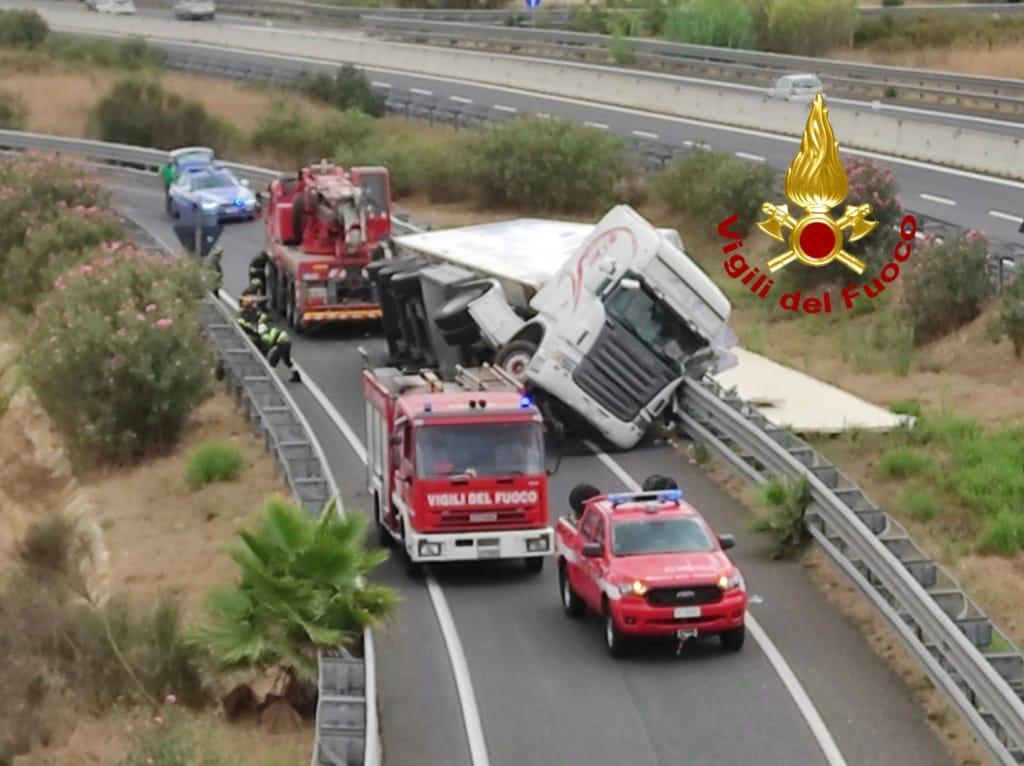 Tir si ribalta sulla rampa di accesso alla 131 all'altezza di Santa Giusta: chiuso il varco