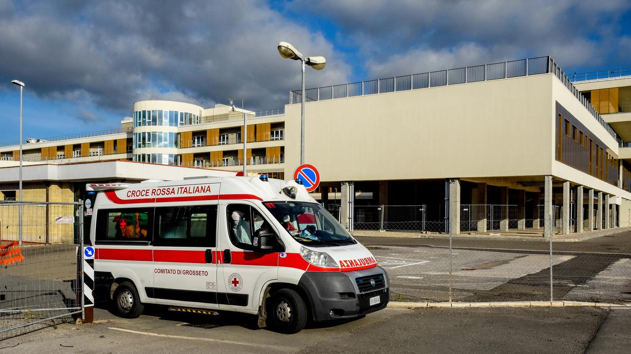 L'ingresso dell'ospedale Misericordia di Grosseto: qui sono state trasportate le cinque persone rimaste coinvolte nel maxi tamponamento di Braccagni