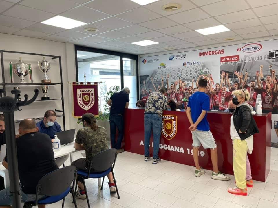 I tifosi granata nella sede della Reggiana per sottoscrivere la Fidelity Card