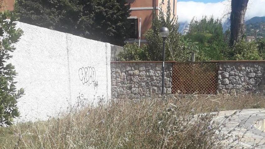 Piazza e parco Quercioli: erba alta, tanta sporcizia e una latrina cielo aperto