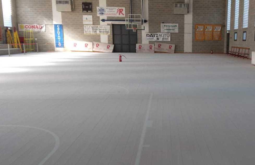 Entrano nella palestra e svuotano gli estintori sul terreno di gioco