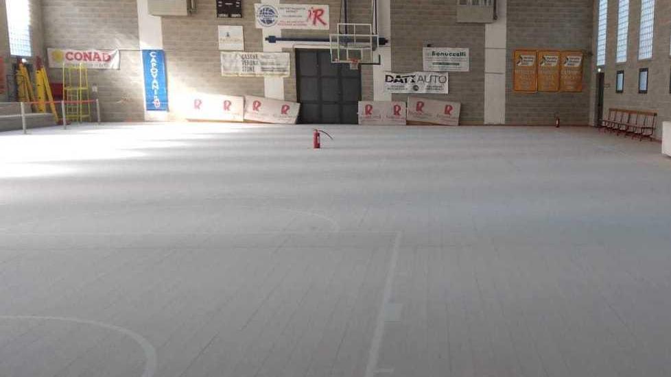 Entrano nella palestra e svuotano gli estintori sul terreno di gioco