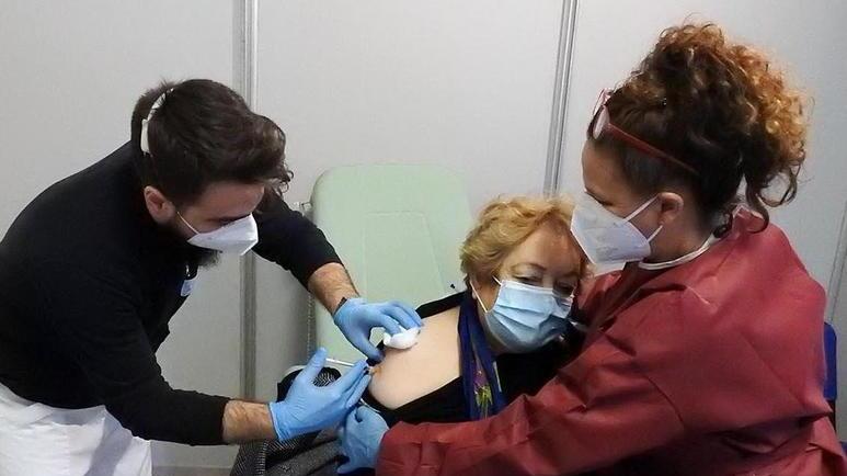 Vaccini senza prenotarsi, la partenza è un flop