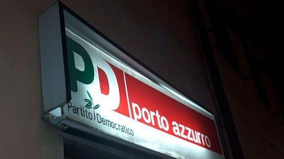 Danneggiata l’insegna del Pd
