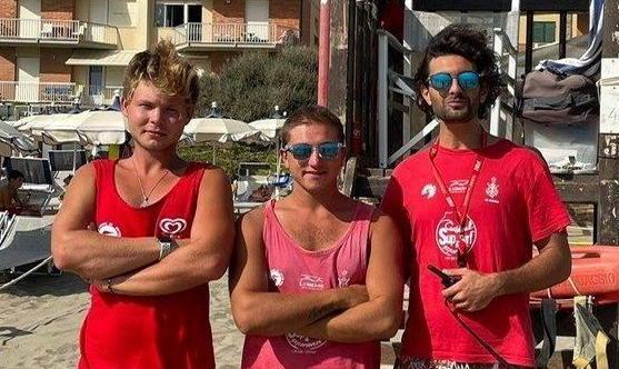 Infarto in spiaggia Un uomo di 70 anni salvato dai bagnini