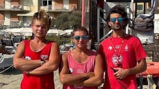 Infarto in spiaggia Un uomo di 70 anni salvato dai bagnini