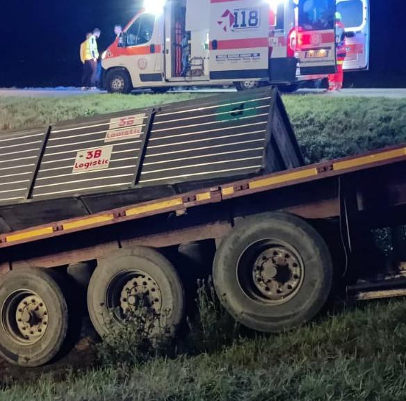 Finisce con il camion nel canale Codice rosso per un 34enne 