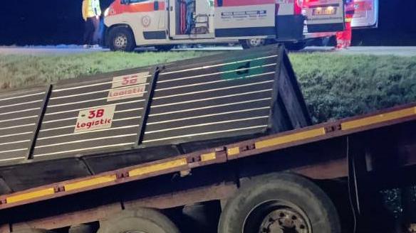 Finisce con il camion nel canale Codice rosso per un 34enne