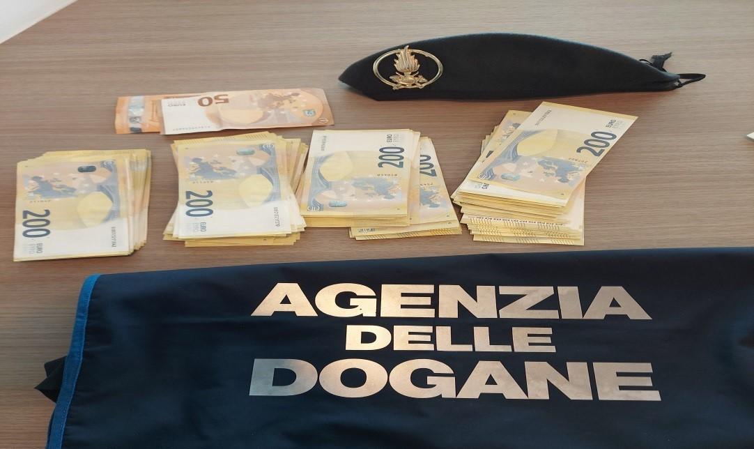 Transito illecito di valuta in aeroporto, nei guai due passeggeri