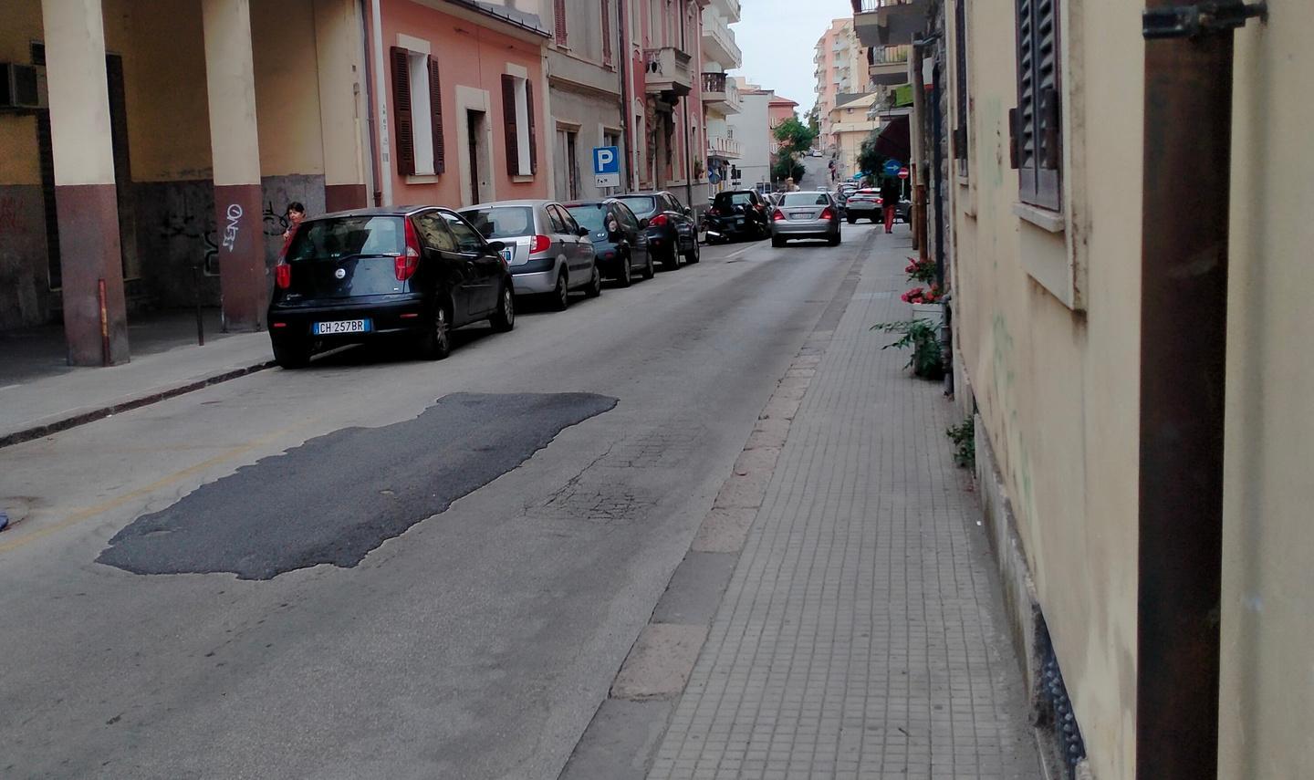 Bambina sfugge al padre e viene investita in via Paoli: illesa