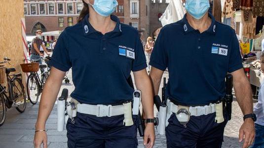 Polizia locale tutta in scuro. Nuove divise più “operative”