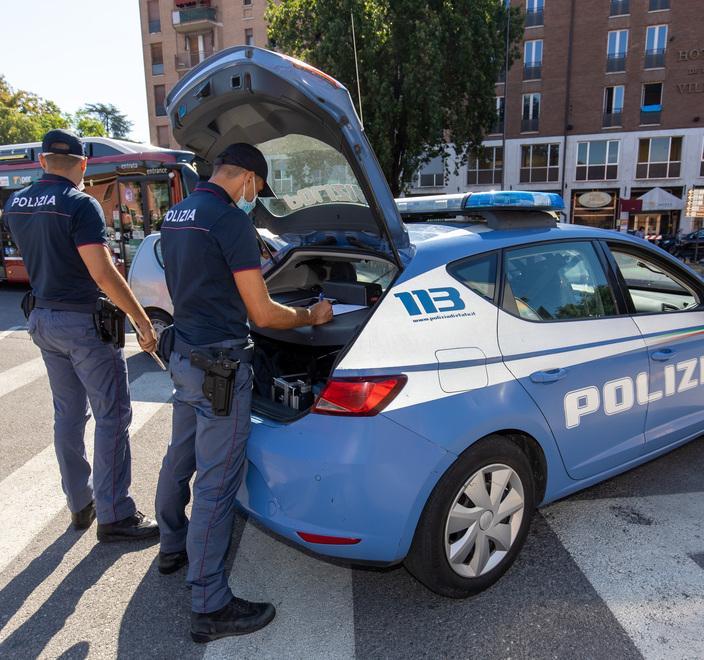 Alla gola una bottiglia rotta. «Così mi hanno rapinato» 