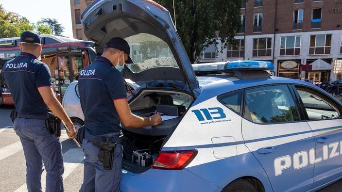 Alla gola una bottiglia rotta. «Così mi hanno rapinato»