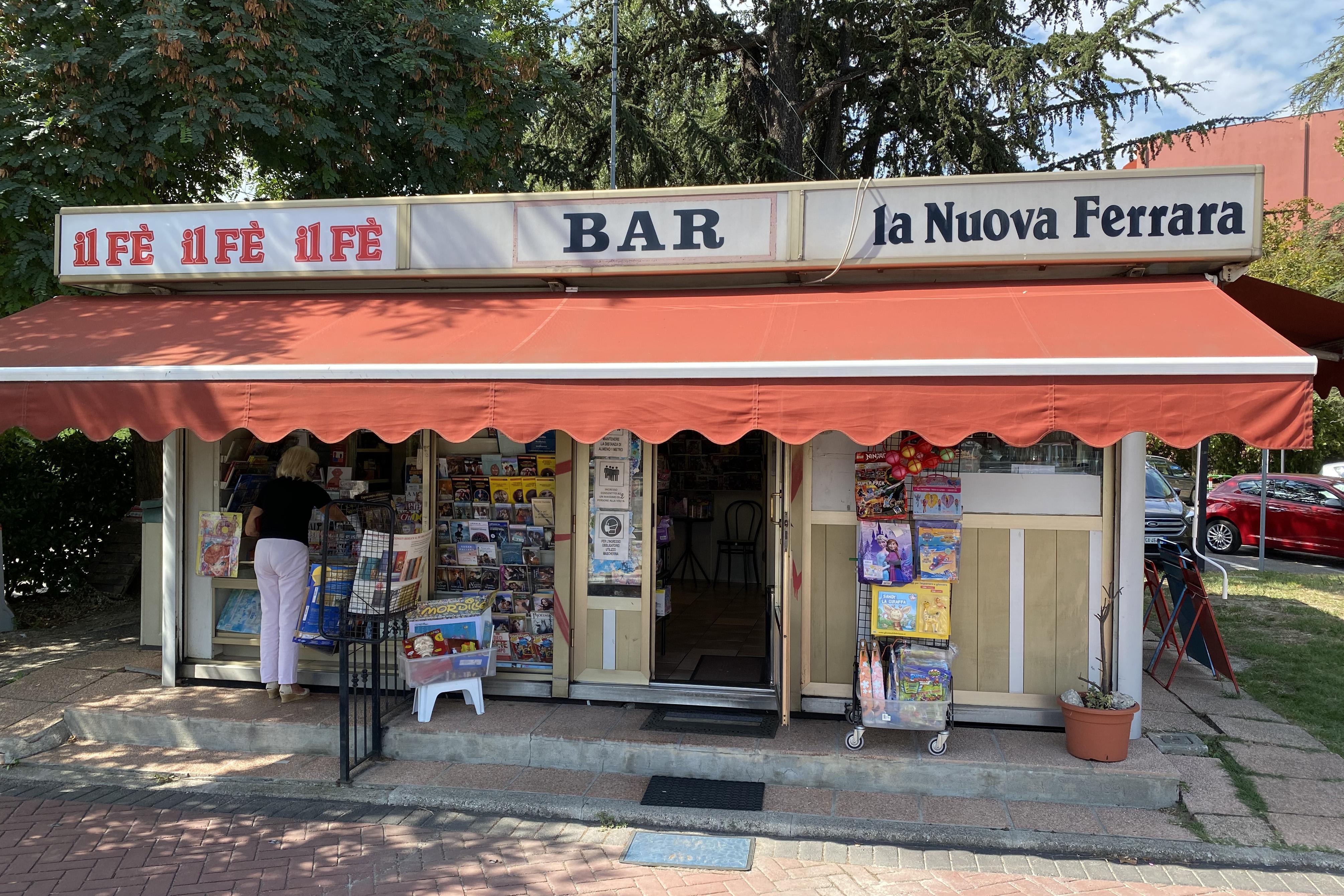 Rapinato e picchiato nel bar edicola: "Mio marito coperto di sangue"