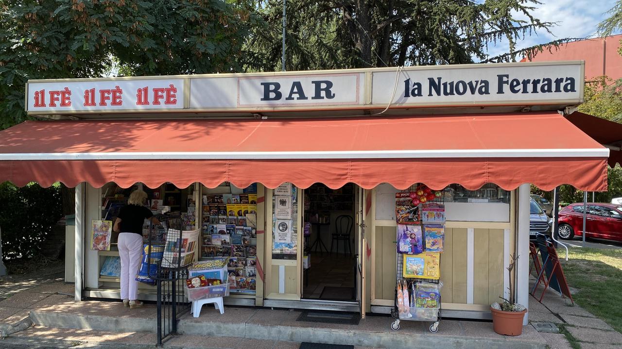 Rapinato e picchiato nel bar edicola: "Mio marito coperto di sangue"