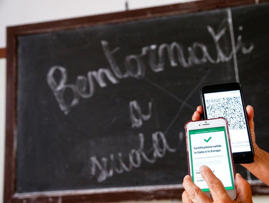 Guarita dal Covid, non può fare il richiamo. Maestra senza Green pass fuori da scuola 