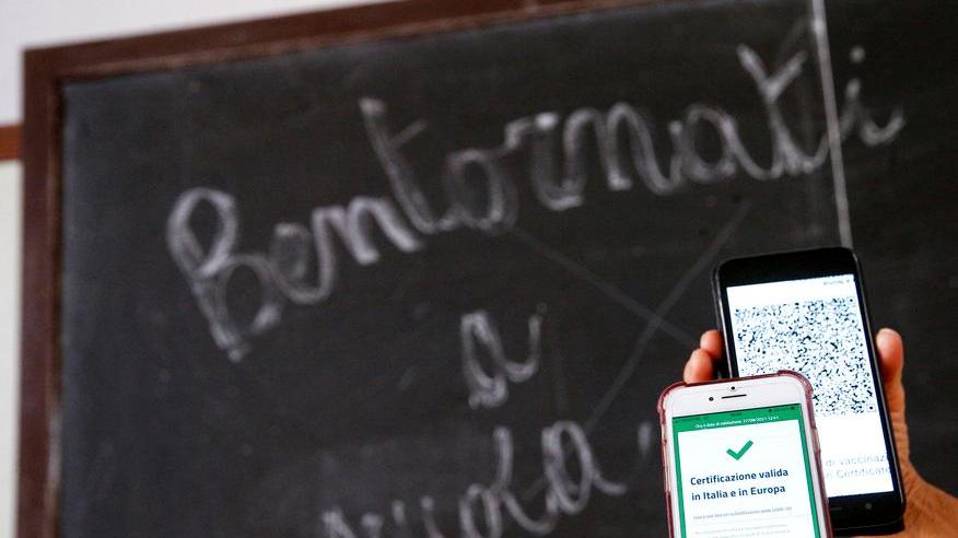 Guarita dal Covid, non può fare il richiamo. Maestra senza Green pass fuori da scuola