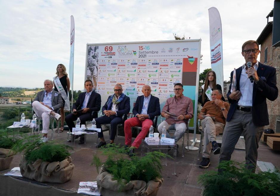 I prof del ciclismo per svelare al mondo tutti i borghi dell’Alta Valdera 