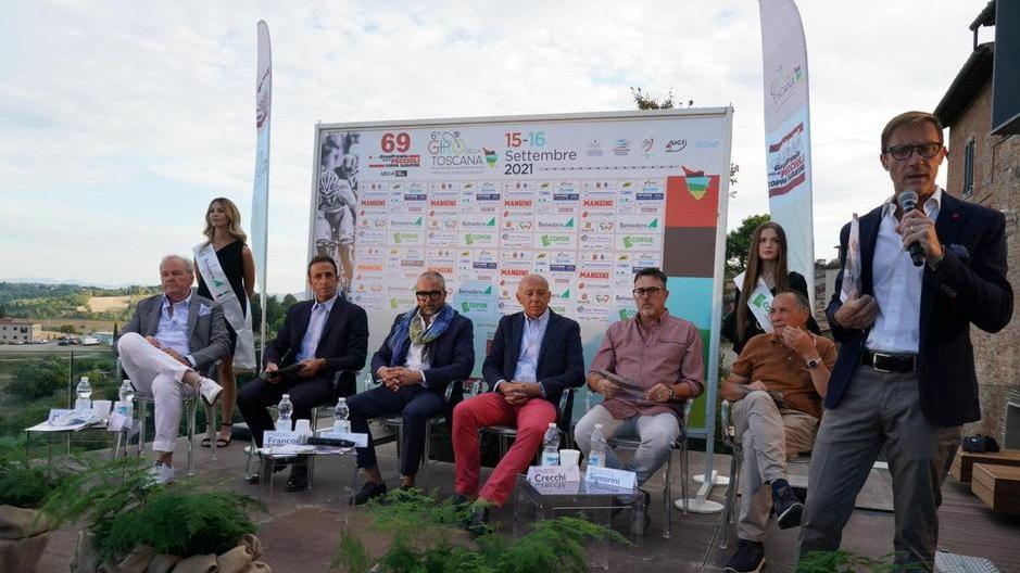 I prof del ciclismo per svelare al mondo tutti i borghi dell’Alta Valdera
