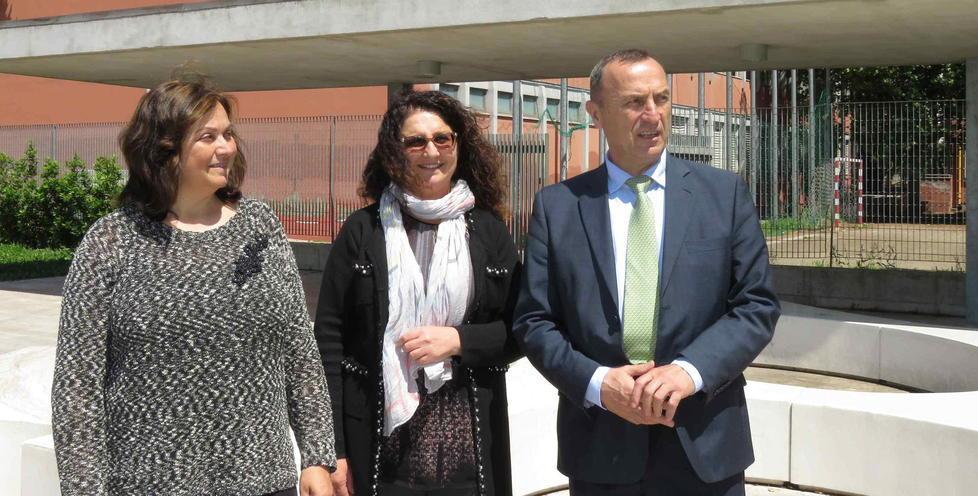 Le presidi Paola Toccafondi e Mariagrazia Ciambellotti con Luca Giusti davanti alla scuola Malaparte