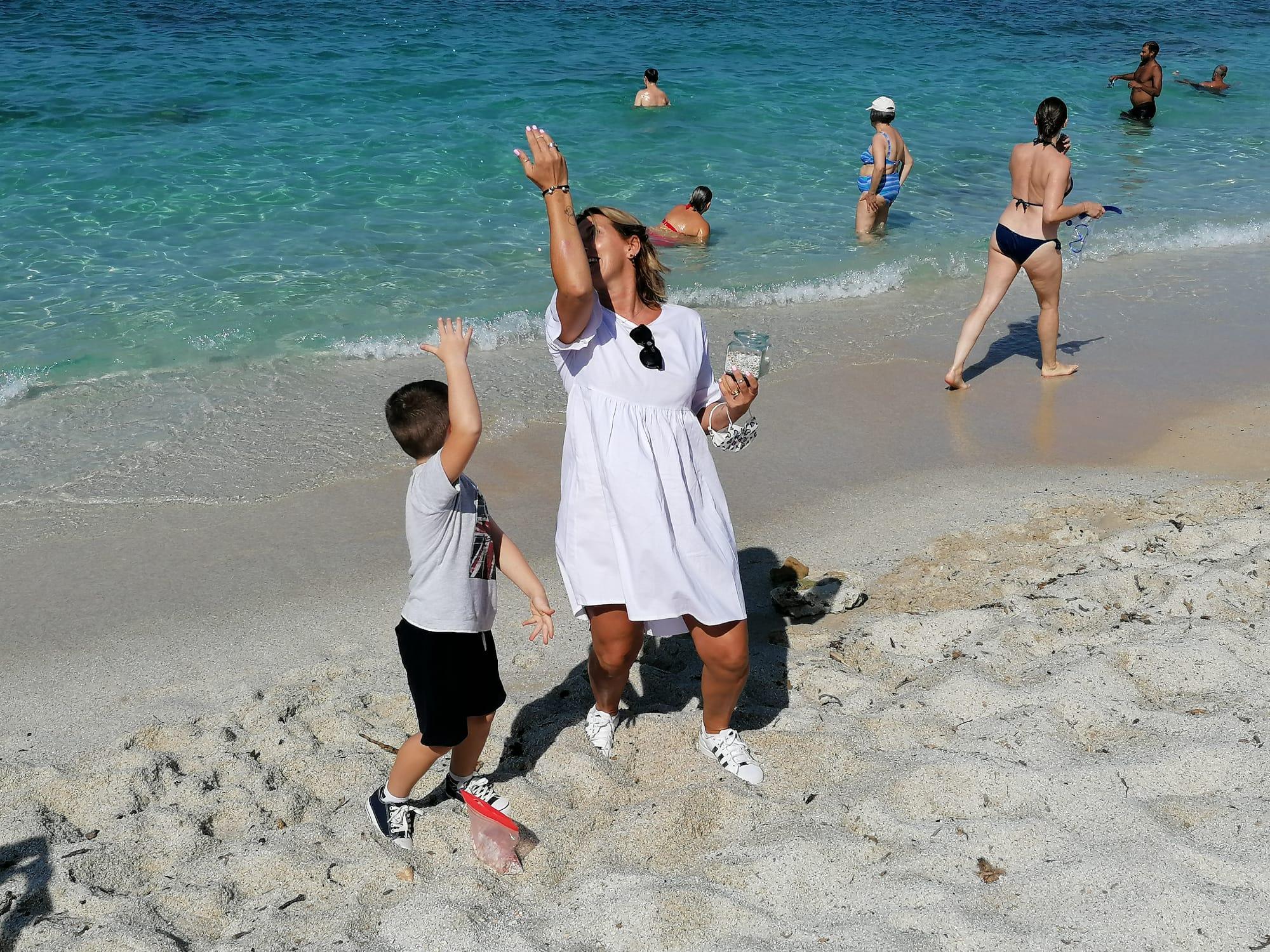 Adriano e la sua mamma restituiscono al mare di Is Aruttas i sassolini portati via tanti anni fa