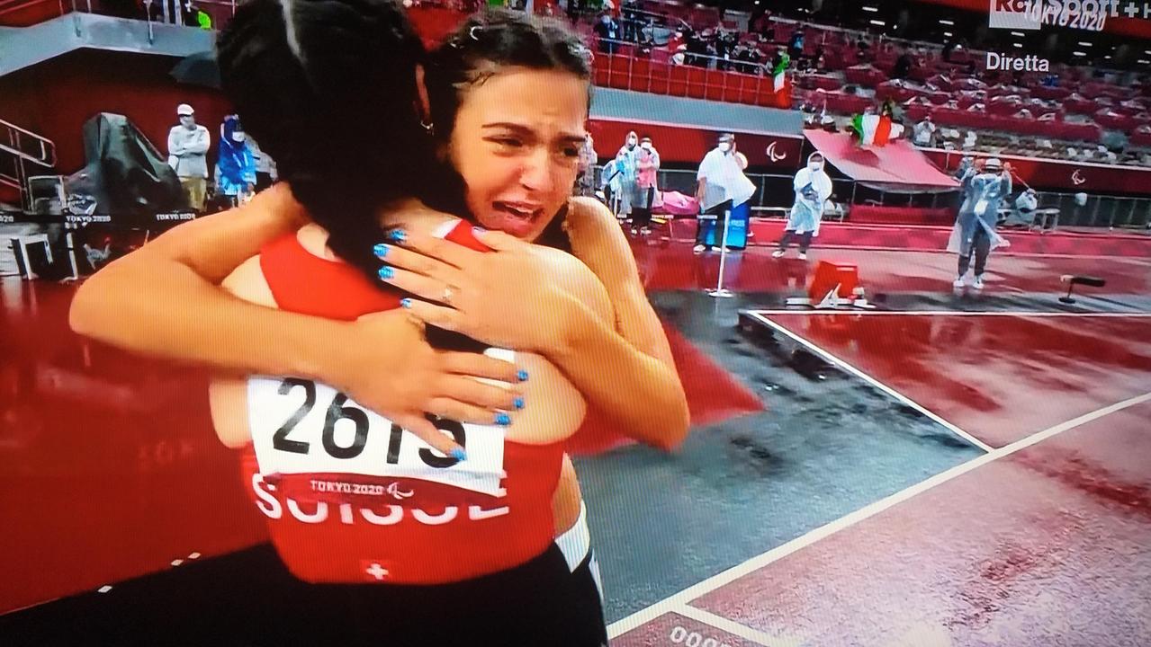 Ambra Sabatini in lacrime dopo la vittoria dell'oro paralimpico