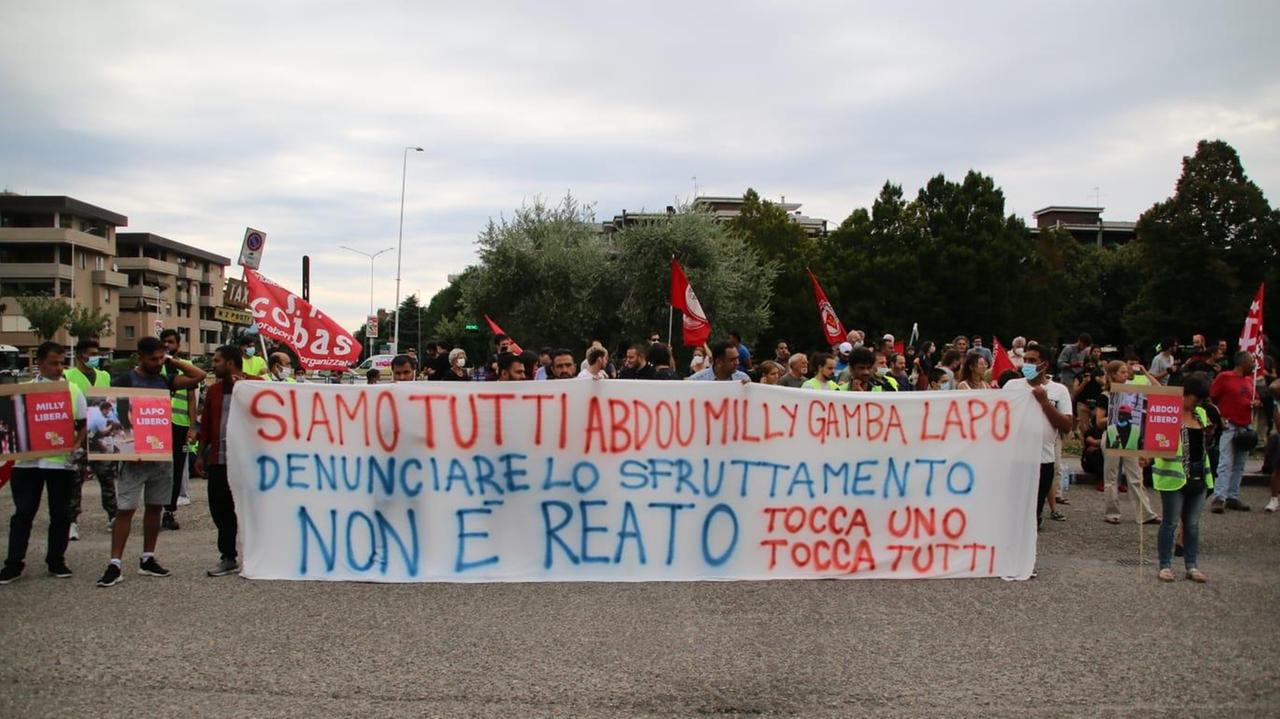 Lo striscione dei manifestanti questa mattina davanti al tribunale