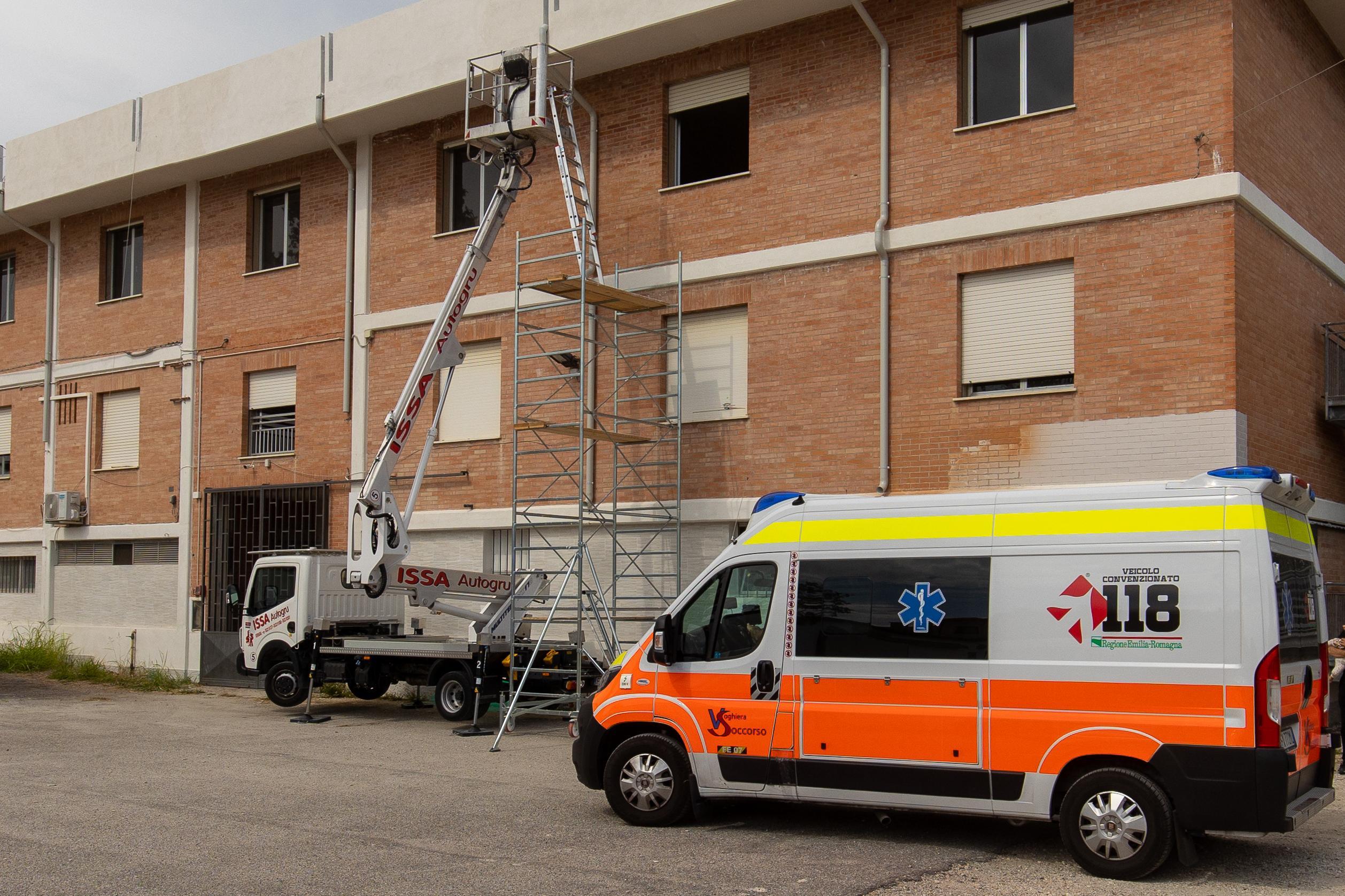 Operaio cade da un ponteggio, ferito gravemente all'addome