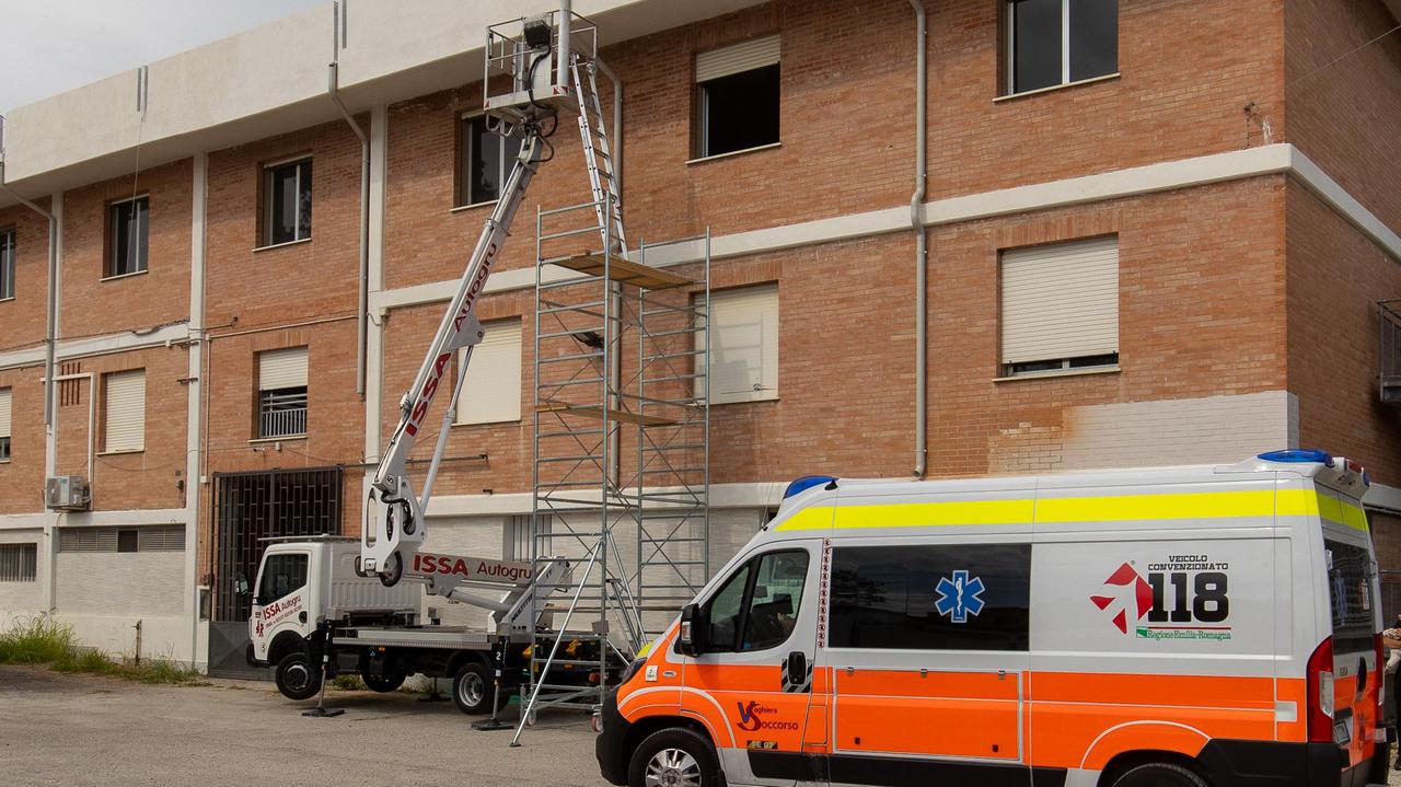 Operaio cade da un ponteggio, ferito gravemente all'addome
