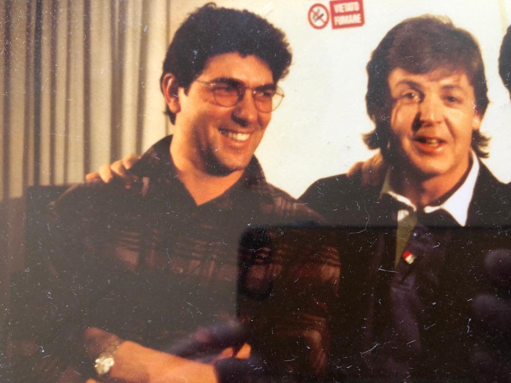 Ruggero Montigelli, scomparso a 62 anni, con Paul McCartney (foto concessa dalla famiglia)