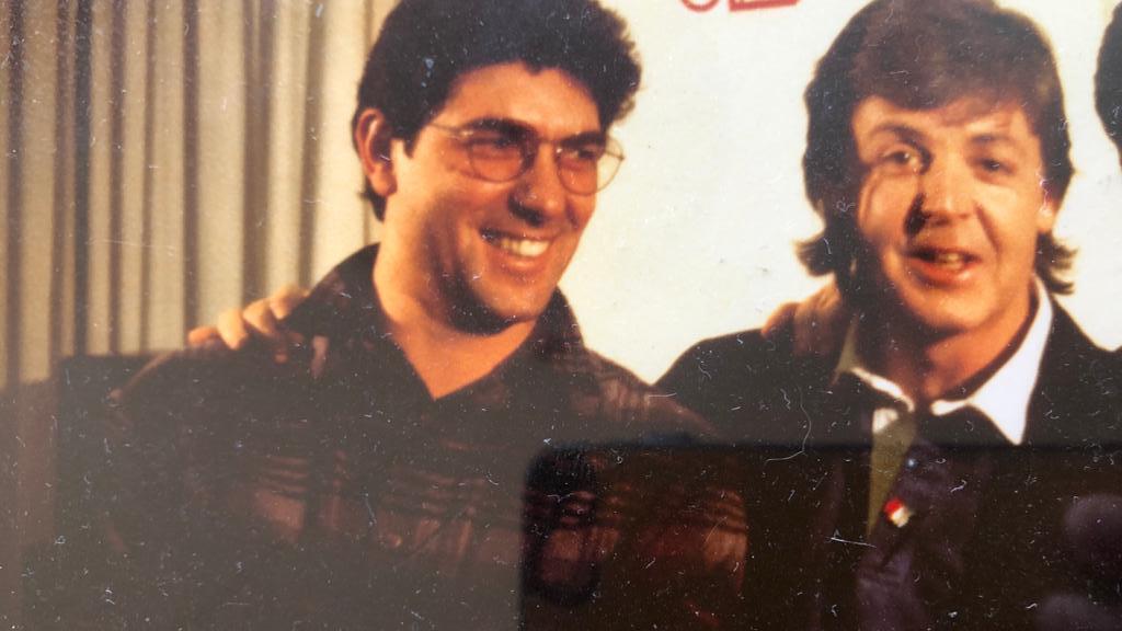 Ruggero Montigelli, scomparso a 62 anni, con Paul McCartney (foto concessa dalla famiglia)