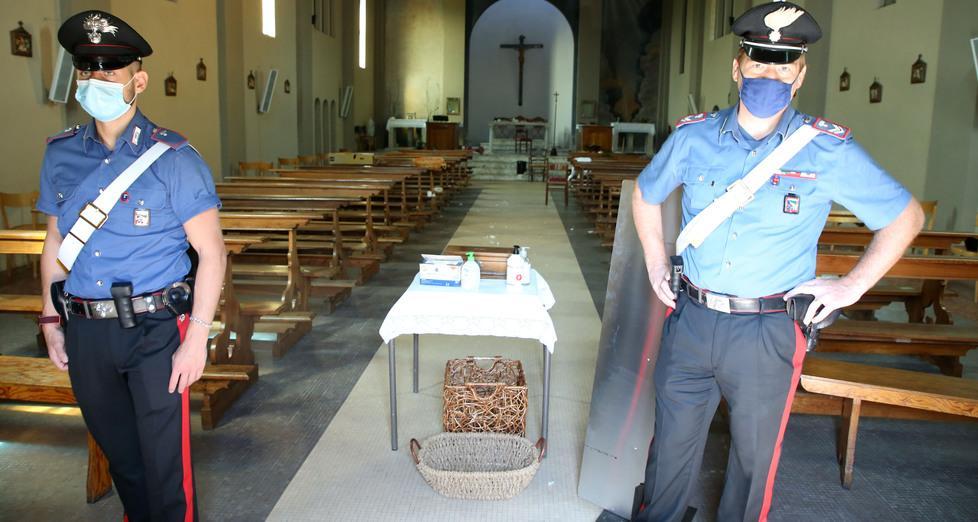 I carabinieri presidiano la chiesa di Cà de Caroli