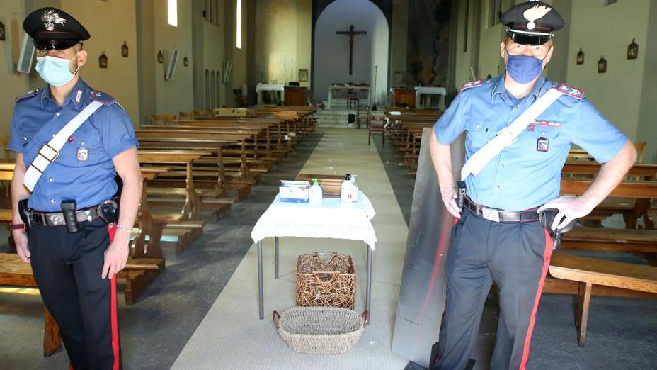 I carabinieri presidiano la chiesa di Cà de Caroli