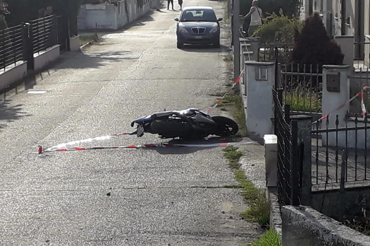 Ariano Ferrarese, con la moto contro a un muretto: muore a 36 anni