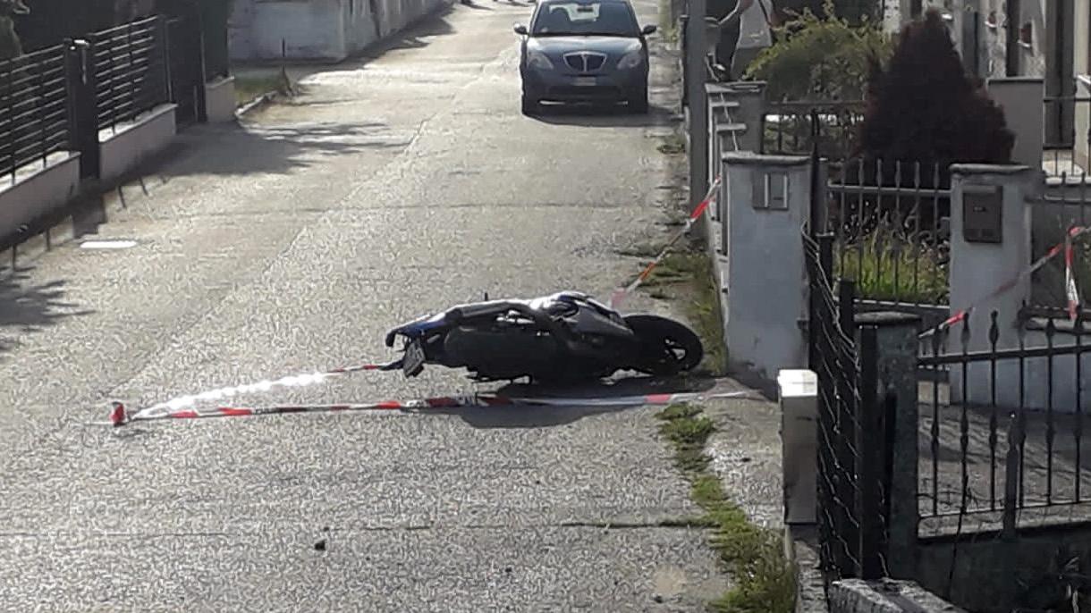 Ariano Ferrarese, con la moto contro a un muretto: muore a 36 anni