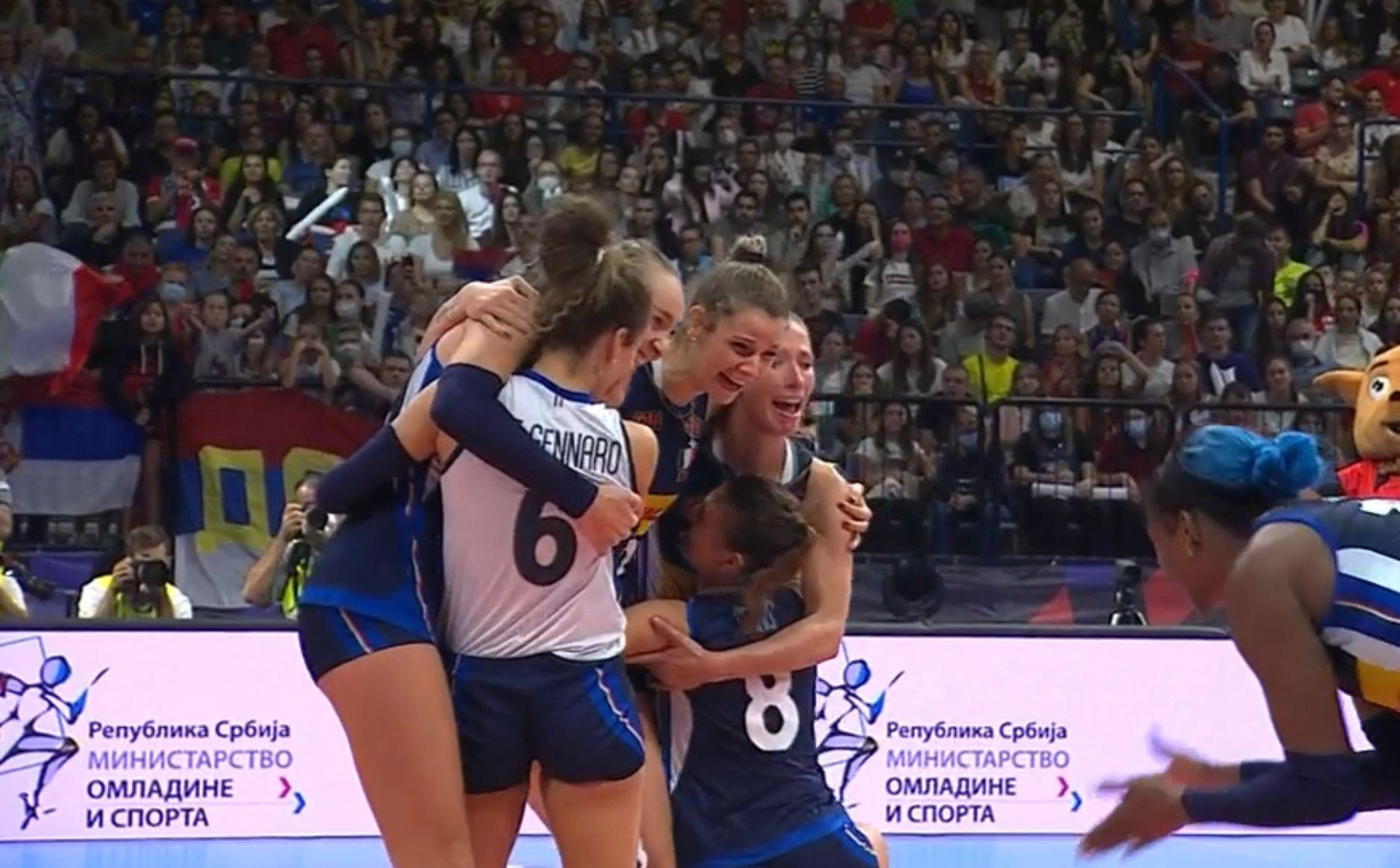 La gioia della nazionale italiana per la vittoria, Alessia Orro indossa la maglia 8