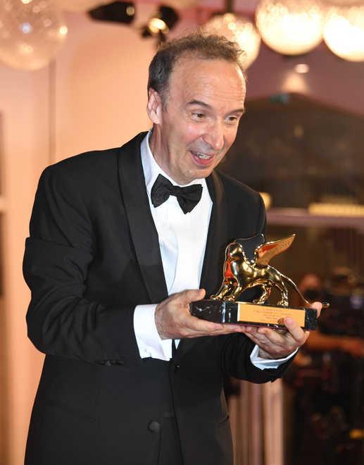 “Misogino”, “copia Borges” Benigni attaccato sui social per le parole d’amore