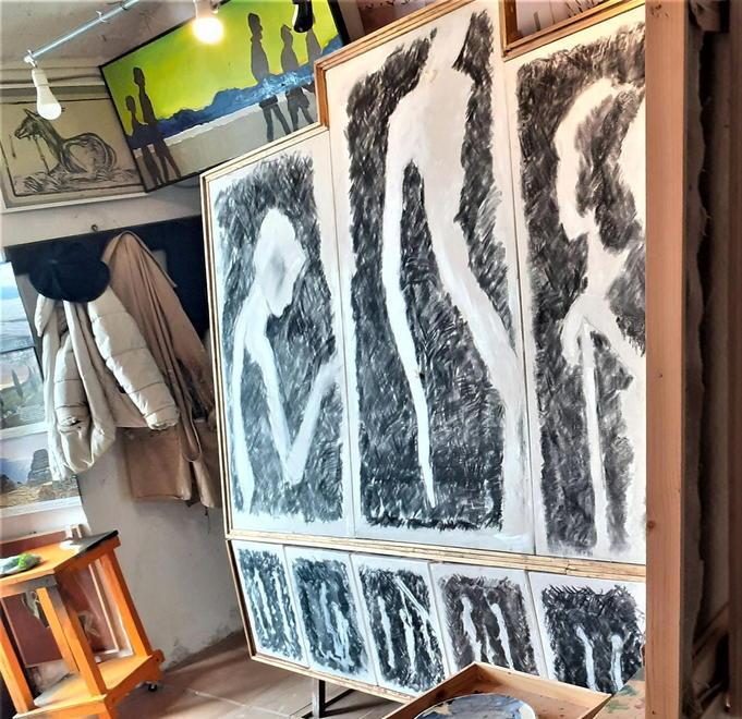 In bianco, in nero e... in rosso la personale di Ennio Furiesi