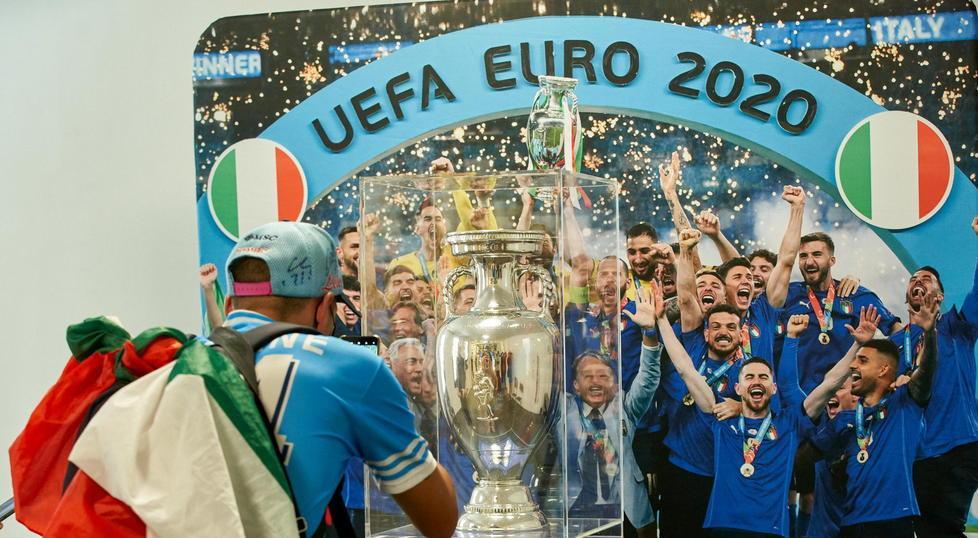 Esposta la Coppa conquistata agli Europei