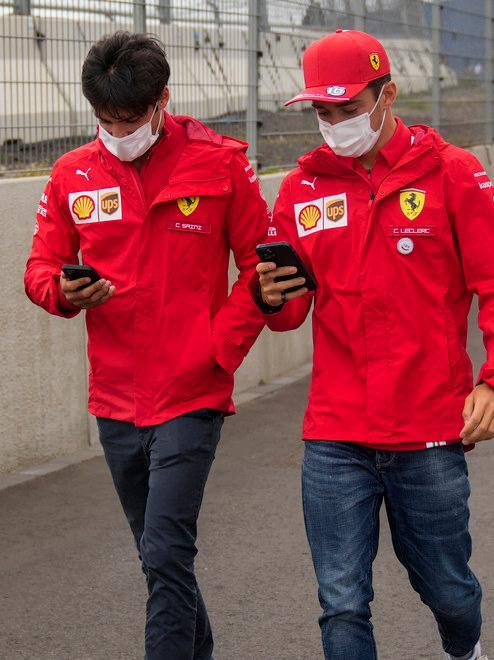 Scatto delle due Ferrari a casa Verstappen Leclerc è il più veloce 