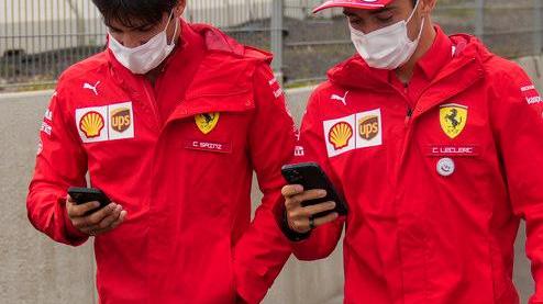 Scatto delle due Ferrari a casa Verstappen Leclerc è il più veloce