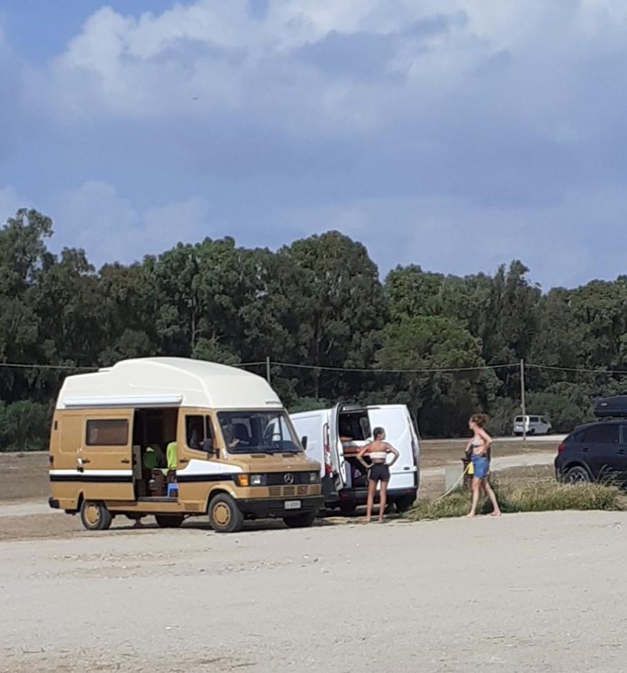 Acqua gratis dalla fontanella, camper e auto in fila dal mattino