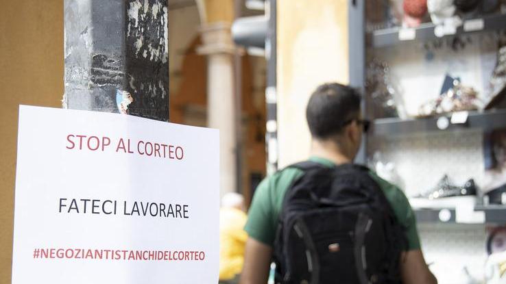 Modena. Volantini anti-corteo in centro «Fateci lavorare»