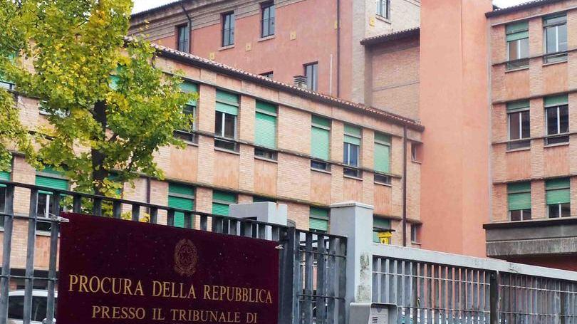 Ferrara, violenze sessuali dentro e fuori la scuola. Abusi su due 12enni, supplente arrestato