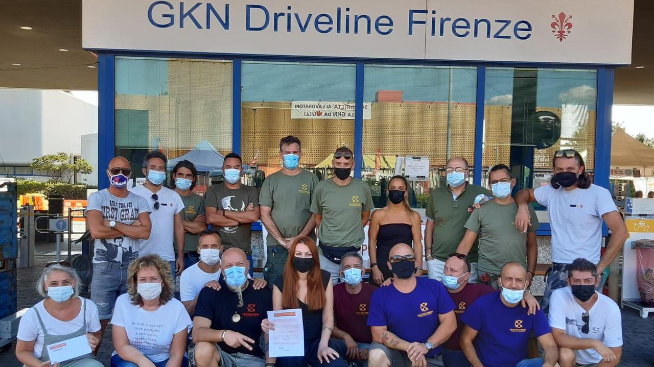 Il gruppo di dipendenti di Parco Prato durante la consegna dei buoni acquisti ai lavoratori dell'azienda di Campi