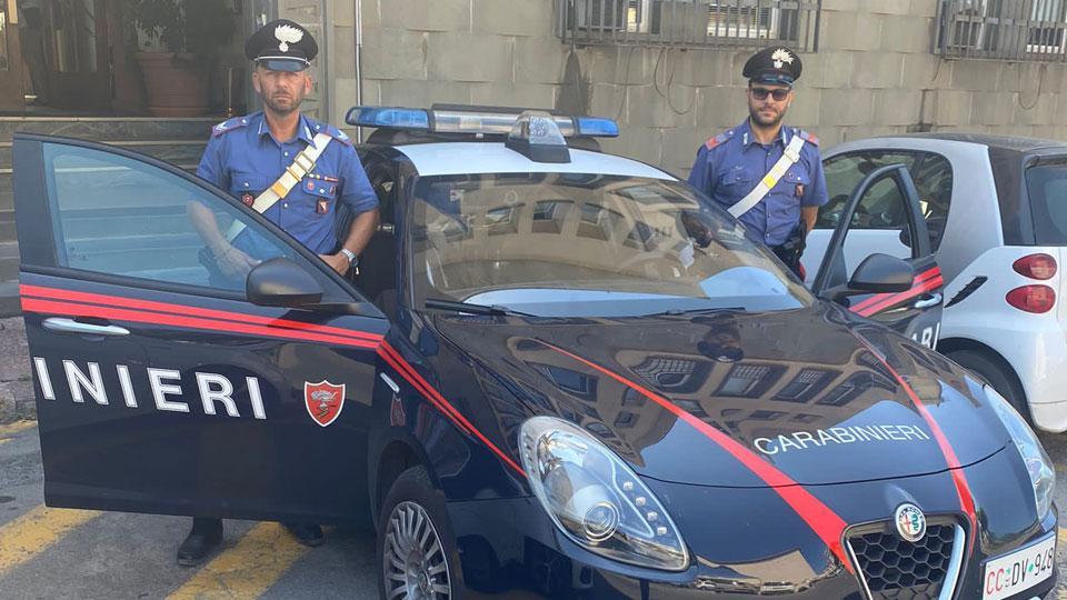 In fuga dopo il furto, non si fermano all’alt: inseguimento in auto e quattro denunce 