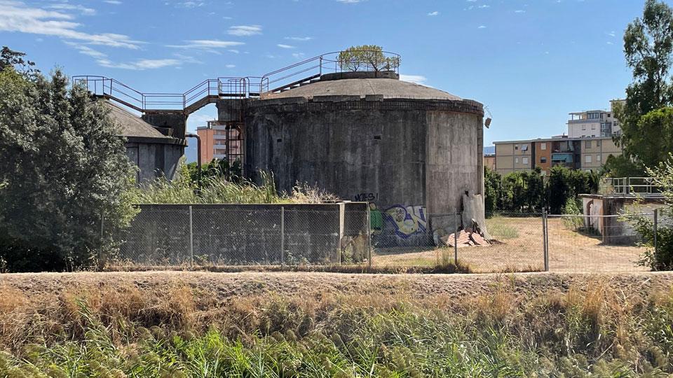L’ex depuratore tra via Europa, via Apuania e il torrente Petraia (foto giorgio)